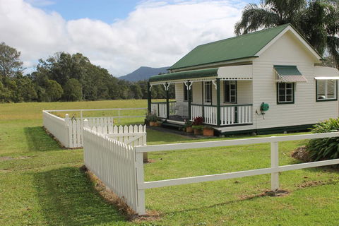 The Dollhouse Cottage - Accommodation Gladstone 2