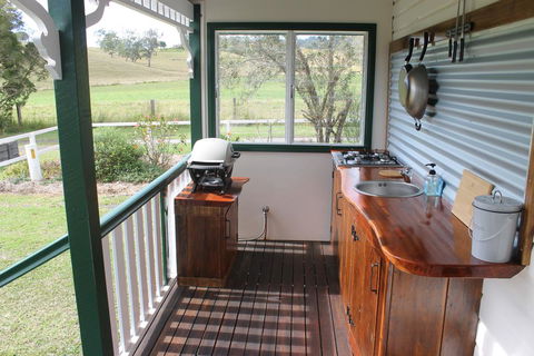 The Dollhouse Cottage - Accommodation Gladstone 3