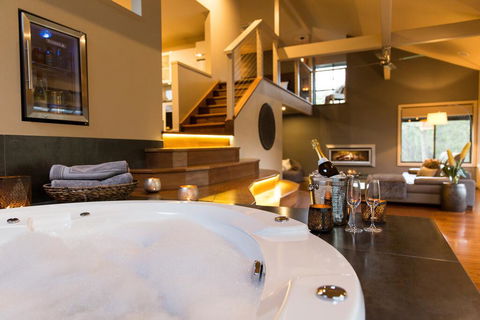 The Edge Villa - Accommodation Gladstone 0