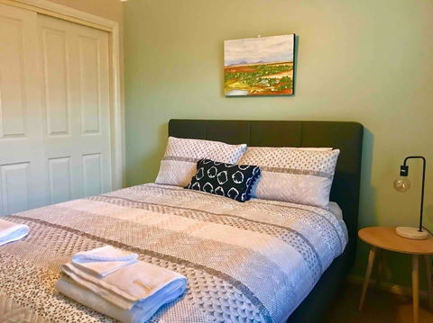 The Entertainer - Downtown Orange, Sleeps 11 - Accommodation Gladstone 2