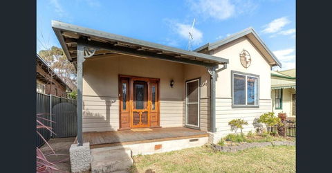 The Entertainer - Downtown Orange, Sleeps 11 - Accommodation Gladstone 1