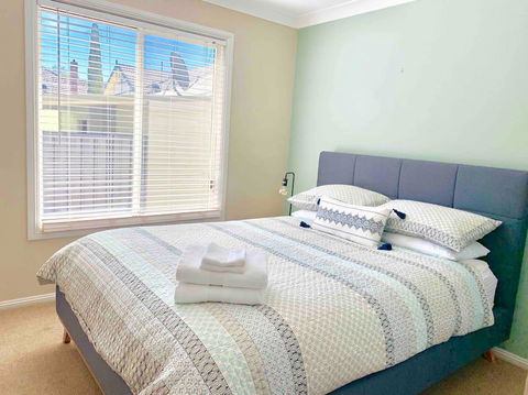 The Entertainer - Downtown Orange, Sleeps 11 - Accommodation Gladstone 3