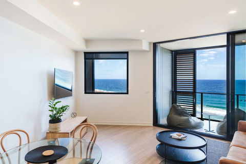 The Edge - Luxurious Waterfront Apartment - Accommodation Gladstone 0