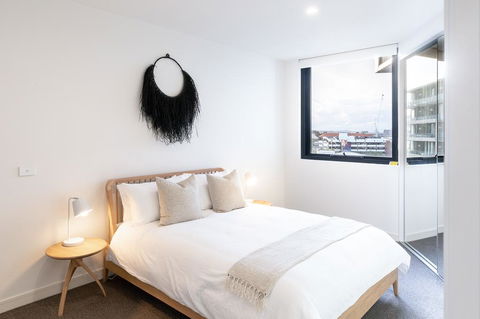 The Edge - Luxurious Waterfront Apartment - Accommodation Gladstone 3
