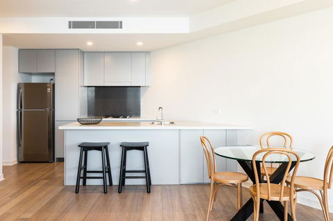 The Edge - Luxurious Waterfront Apartment - Accommodation Gladstone 2