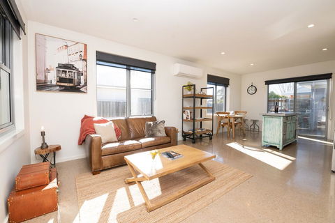 The Endsleigh -1 Bedroom Villa, Free Wifi, Near CBD - Accommodation Gladstone 2