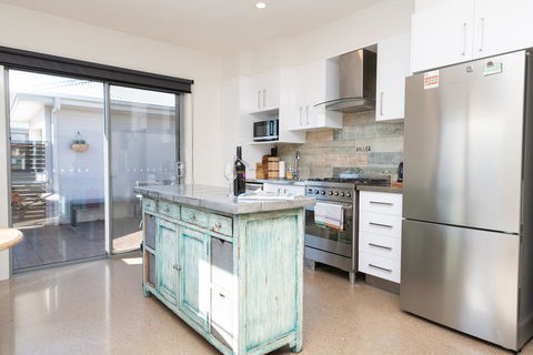 The Endsleigh -1 Bedroom Villa, Free Wifi, Near CBD - Accommodation Gladstone 3