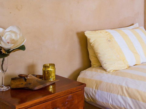 The Farmhouse - Grape Vines And Rolling Green Hills - Accommodation Gladstone 3
