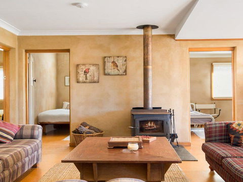 The Farmhouse - Grape Vines And Rolling Green Hills - Accommodation Gladstone 2