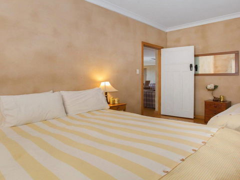 The Farmhouse - Grape Vines And Rolling Green Hills - Accommodation Gladstone 1