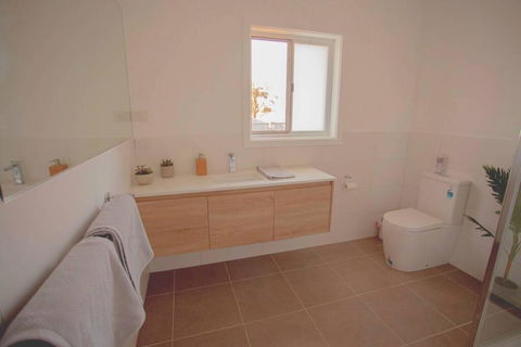 The Farmhouse. - Accommodation Gladstone 2