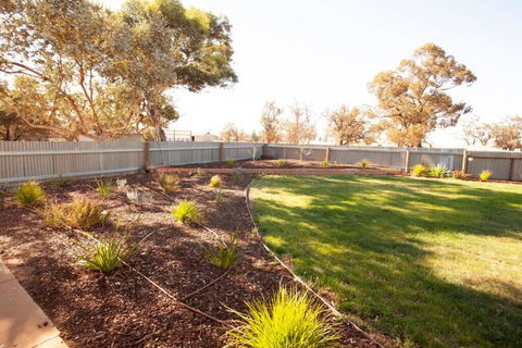 The Farmhouse. - Accommodation Gladstone 3