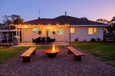 The Farmhouse. - Accommodation Gladstone 0