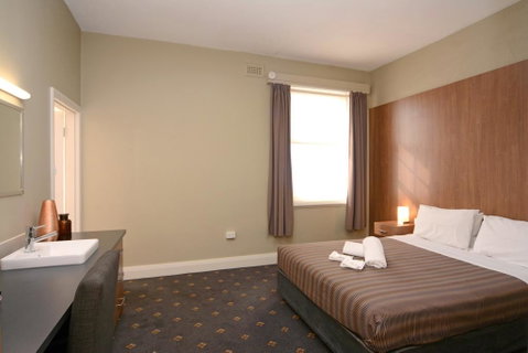 The Formby Hotel - Accommodation Gladstone 0