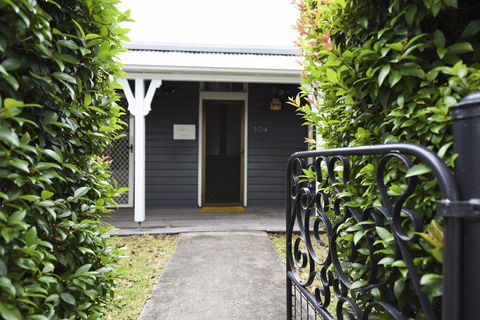 The Grey House - Accommodation Gladstone 2