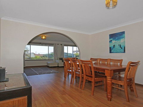The Heights - Home Style Comforts - Accommodation Gladstone 1