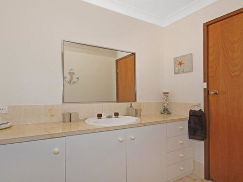 The Heights - Home Style Comforts - Accommodation Gladstone 3