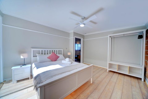 The Hillside Cottage - Accommodation Gladstone 2