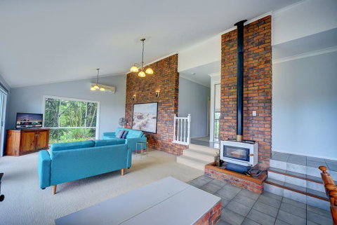 The Hillside House - Accommodation Gladstone 2