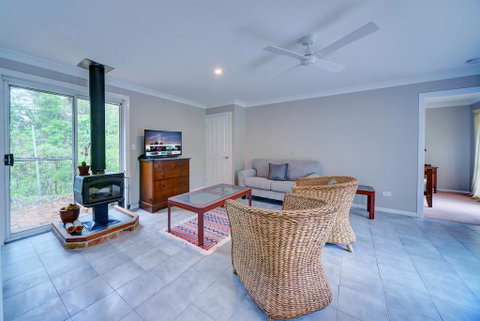 The Hillside Villa - Accommodation Gladstone 2