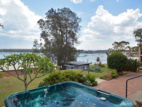 The House On The Lake @ Fishing Point, Lake Macquarie - Honestly Put The Line In And Catch Fish - Accommodation Gladstone 1