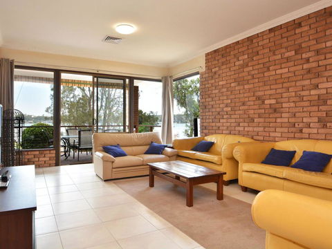 The House On The Lake @ Fishing Point, Lake Macquarie - Honestly Put The Line In And Catch Fish - Accommodation Gladstone 3