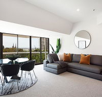 THE HYDEAWAY-LUXE HYDE PARK CITY APARTMENT-hosted by LAbode Accommodation - Accommodation Gladstone