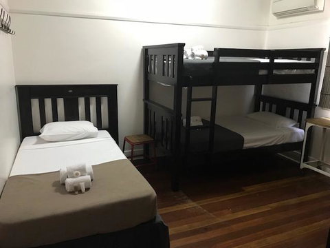 The Irish Village - Accommodation Gladstone 1