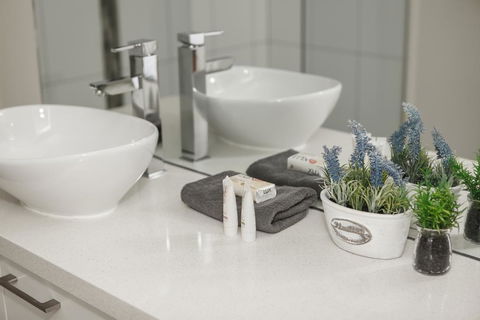 The Jetty Apartment By Ready Set Host - Accommodation Gladstone 2
