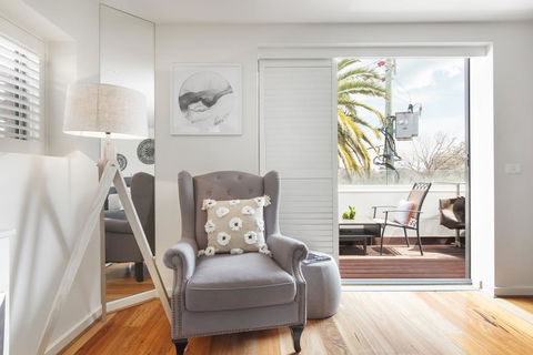 The Jetty Apartment By Ready Set Host - Accommodation Gladstone 1