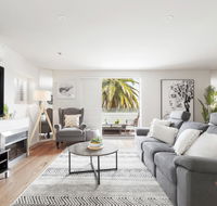 The Jetty Apartment by Ready Set Host - Accommodation Gladstone