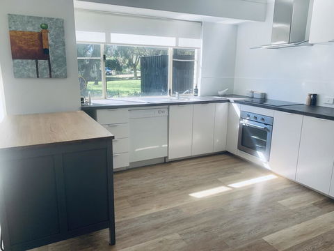 The Lake House - Accommodation Gladstone 1
