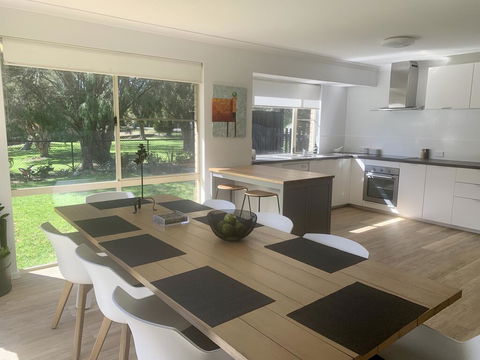 The Lake House - Accommodation Gladstone 2