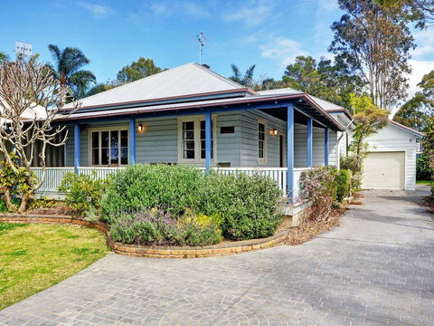 The Lakes Cottage - Accommodation Gladstone 0