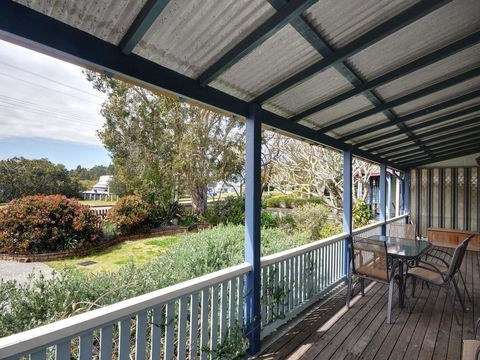 The Lakes Cottage - Accommodation Gladstone 2