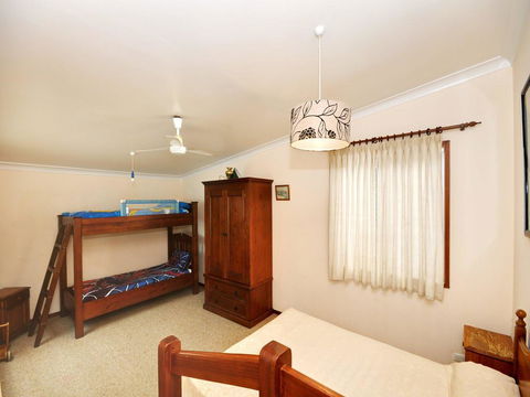 The Lakes Cottage - Accommodation Gladstone 3