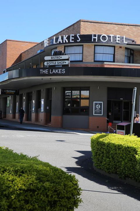 The Lakes Hotel - Accommodation Gladstone 3