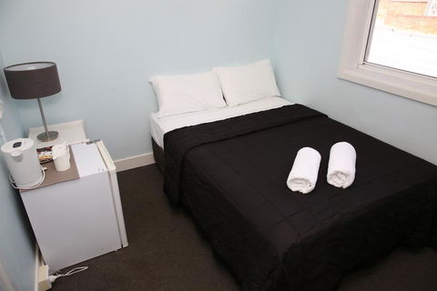 The Lakes Hotel - Accommodation Gladstone 2