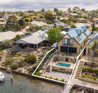 The Loft - Waterfront with Private Pool - Accommodation Gladstone
