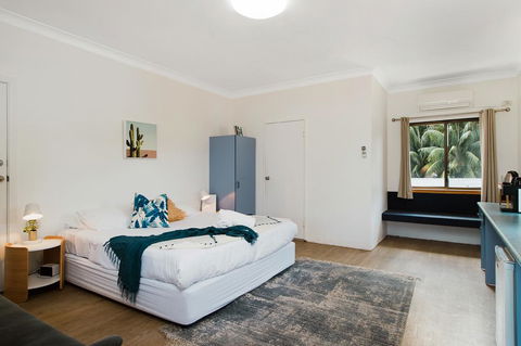 The Med Crescent Head - Accommodation Gladstone 1