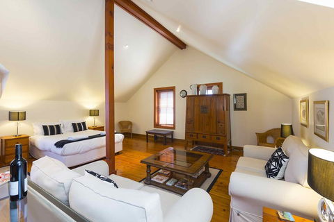 The Mews Studio - Accommodation Gladstone 2