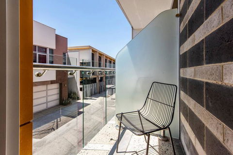 The Nest - Elegant Private Room Near The City + Roof Terrace - Accommodation Gladstone 2