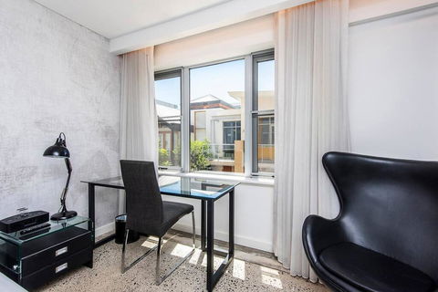 The Nest - Elegant Private Room Near The City + Roof Terrace - Accommodation Gladstone 1