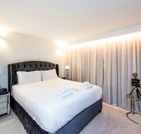 The Nest - Hollywood Style Space with Roof Terrace - Accommodation Gladstone