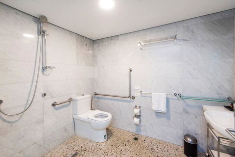 The Nest - Rustic En Suite Room Near The City And Roof Terrace - Accommodation Gladstone 2