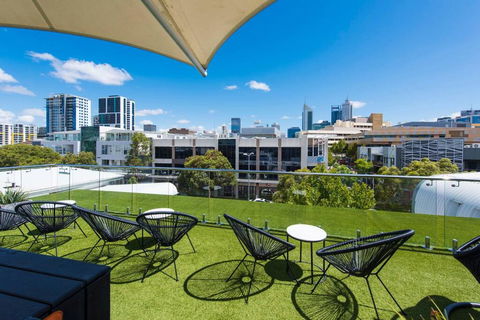 The Nest - Smart Suite On Newcastle St With Rooftop Views - Accommodation Gladstone 3