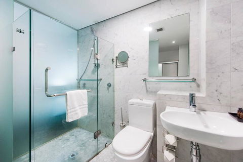 The Nest - Smart Suite On Newcastle St With Rooftop Views - Accommodation Gladstone 2