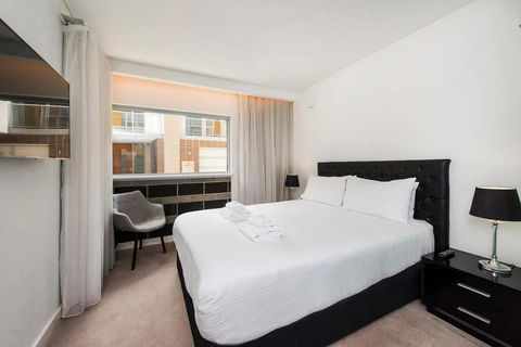 The Nest - Smart Suite On Newcastle St With Rooftop Views - Accommodation Gladstone 0