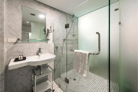 The Nest - Stylish Modern Room With Rooftop Terrace - Accommodation Gladstone 3
