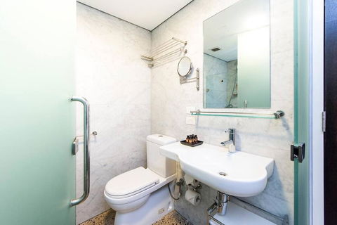 The Nest - Stylish Space In Northbridge Area And Roof Terrace - Accommodation Gladstone 3